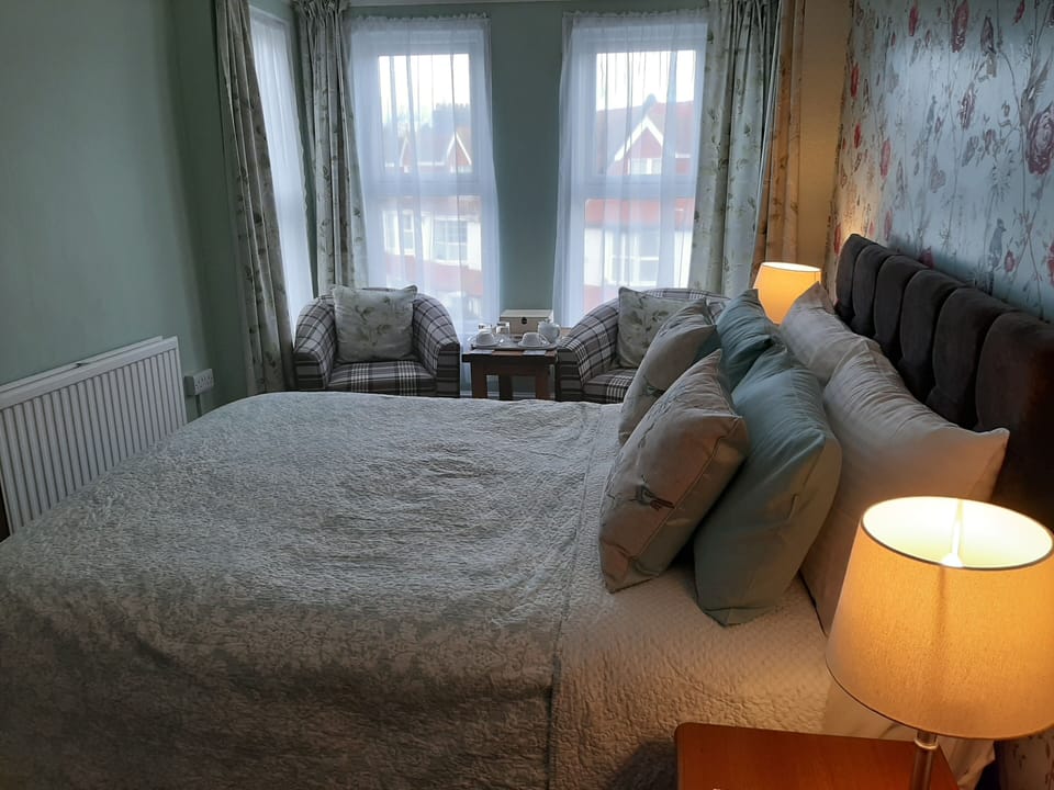 Double Room with En-Suite | In-room safe, iron/ironing board, free WiFi, bed sheets
