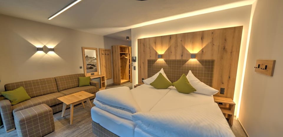 Superior Double Room, Balcony, Mountain View | Desk, soundproofing, free WiFi, bed sheets