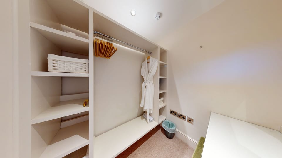 Deluxe King Suite | In-room safe, iron/ironing board, free WiFi, bed sheets