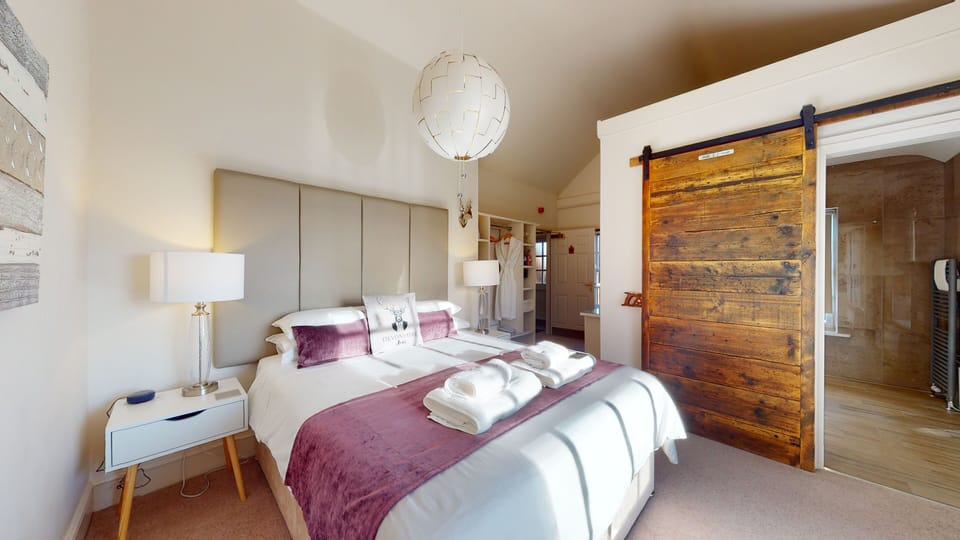 Deluxe King Room | In-room safe, iron/ironing board, free WiFi, bed sheets