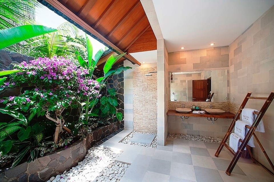 Villa Dayak​ open Bathroom touch by tropical garden