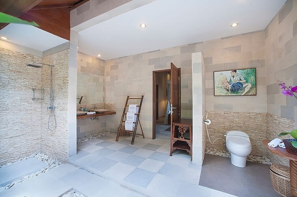 Villa Dayak Bathroom connected to the bedroom 