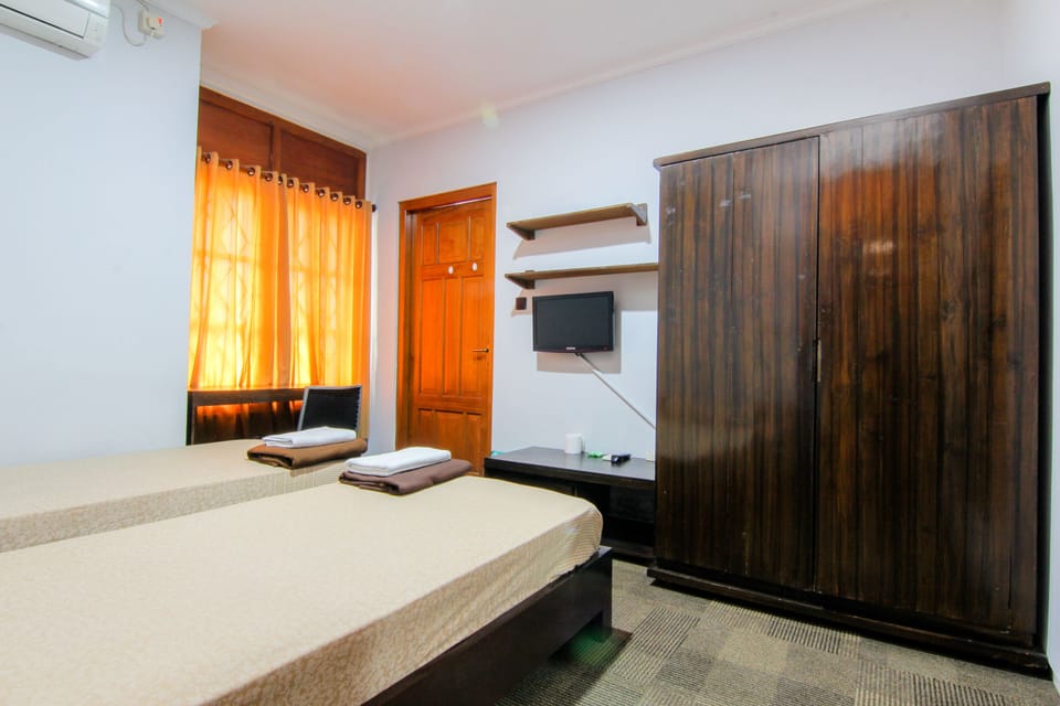 Standard Twin Room | Desk, free WiFi, bed sheets