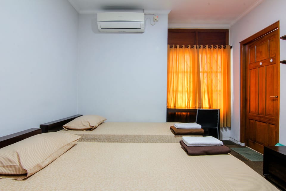 Standard Twin Room | Desk, free WiFi, bed sheets