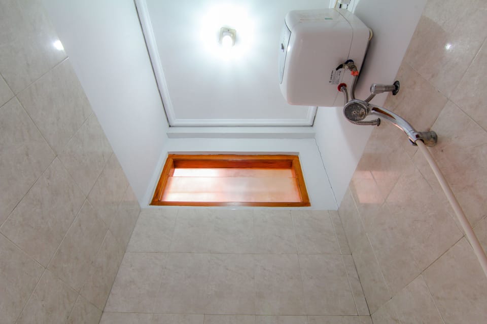 Standard Double Room | Bathroom | Shower, towels