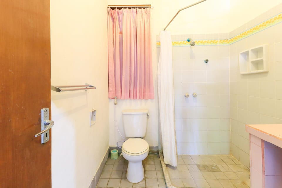 Family Room | Bathroom | Shower, towels