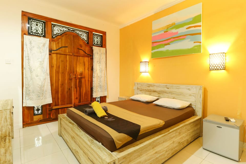 Laptop workspace, free WiFi, bed sheets