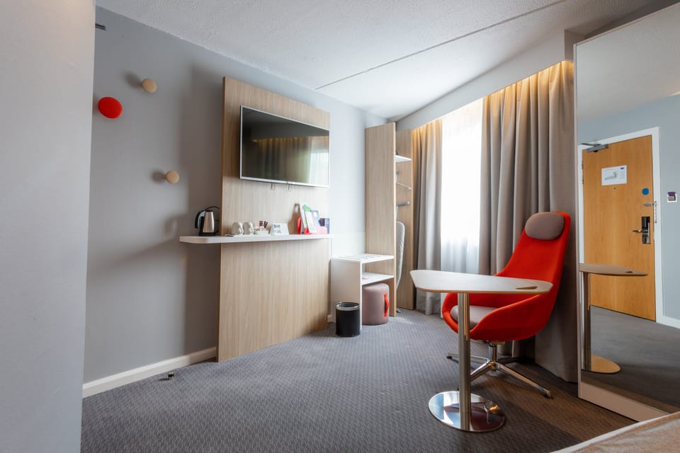 Standard Room, 1 Double Bed (with Free Hot Breakfast) | Desk, blackout drapes, soundproofing, iron/ironing board
