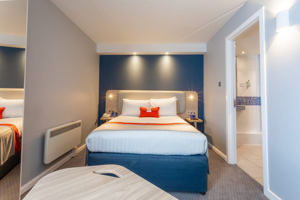 Standard Room, 1 Double Bed (with Free Hot Breakfast) | Desk, blackout drapes, soundproofing, iron/ironing board