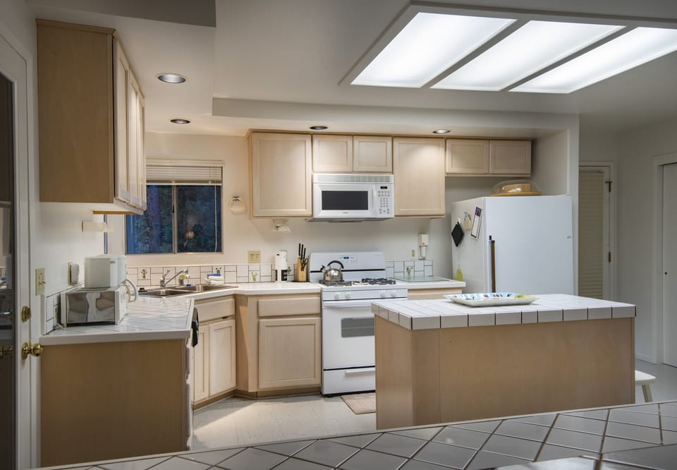 Fully equipped kitchen.