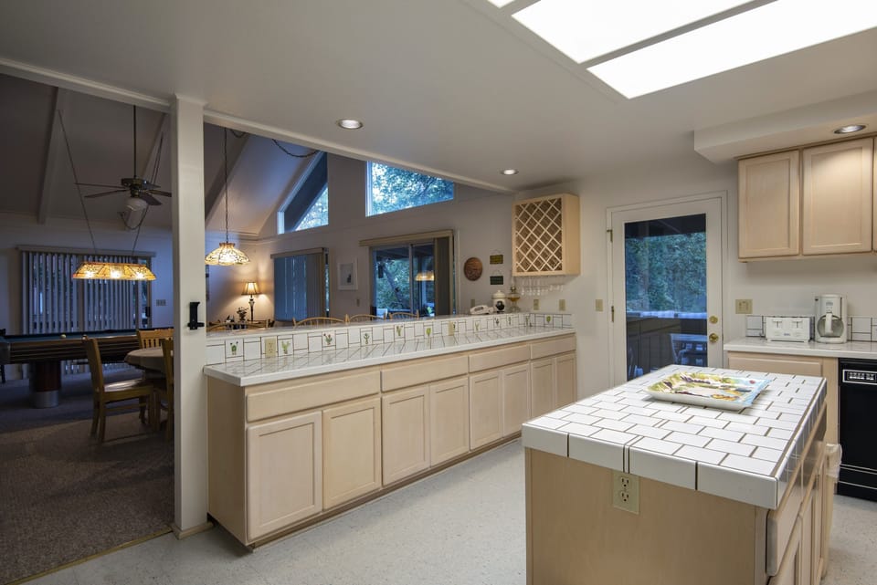 Fully equipped kitchen.