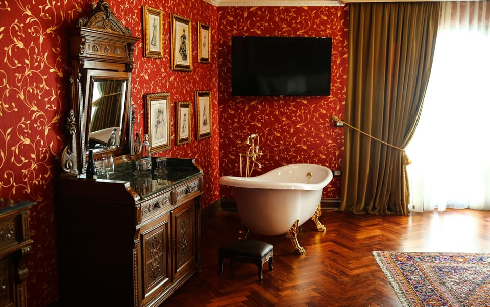 Superior Double Room | Minibar, individually decorated, individually furnished, desk