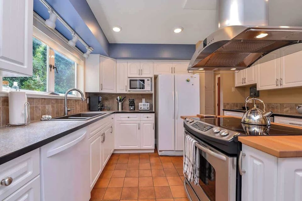 Fully equipped modern kitchen.