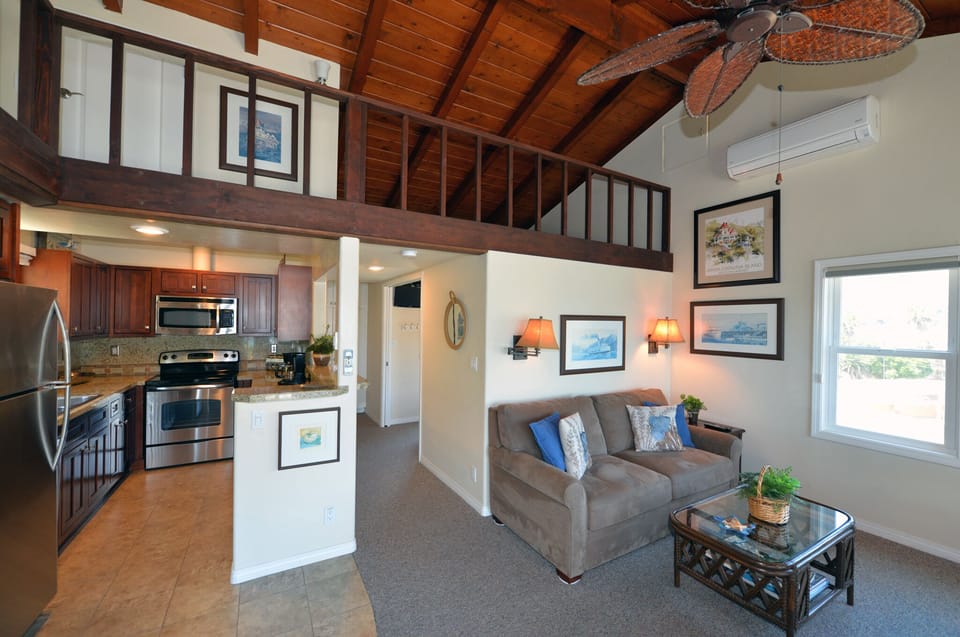 718CR - Living Area to Hallway.jpg