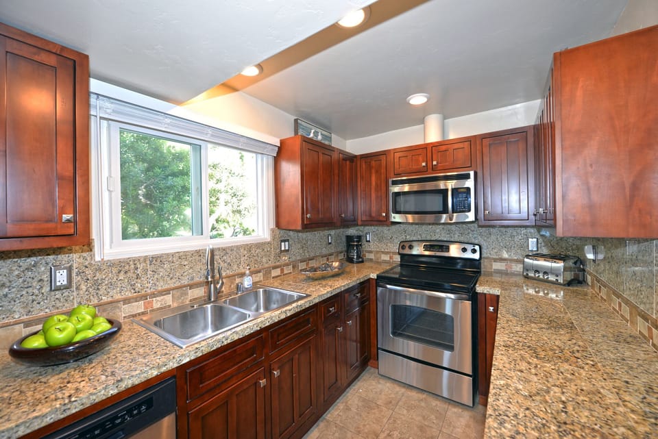 718CR - Kitchen Area.jpg