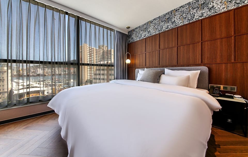 Signature Royal Suite | Individually decorated, desk, laptop workspace, soundproofing