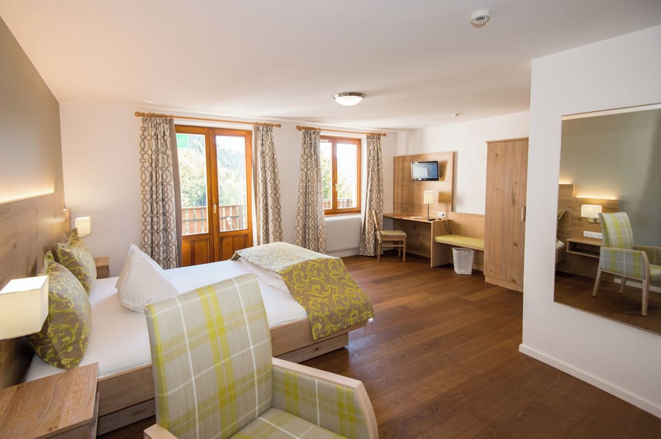 Family Triple Room | Desk, blackout drapes, free WiFi, bed sheets