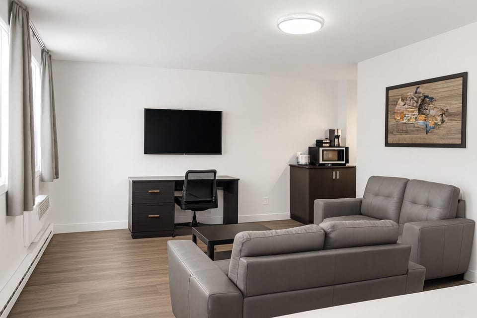 Room, 1 King Bed, Non Smoking | Living area | 40-inch flat-screen TV with cable channels, TV