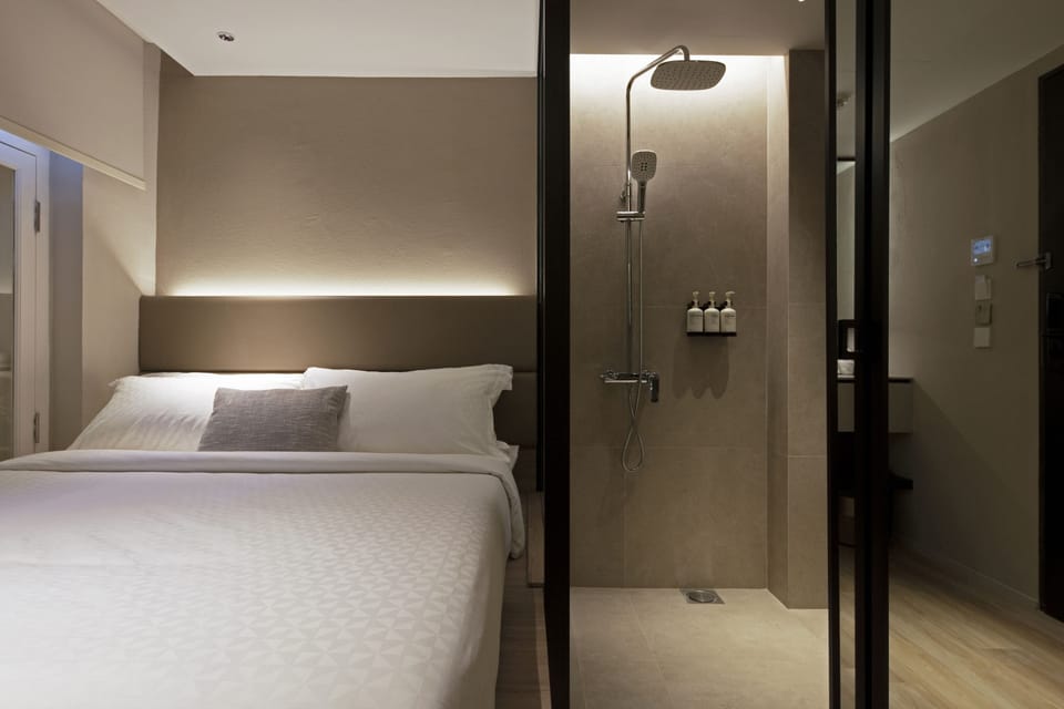 Executive Room, 1 Queen Bed | Premium bedding, minibar, in-room safe, blackout drapes