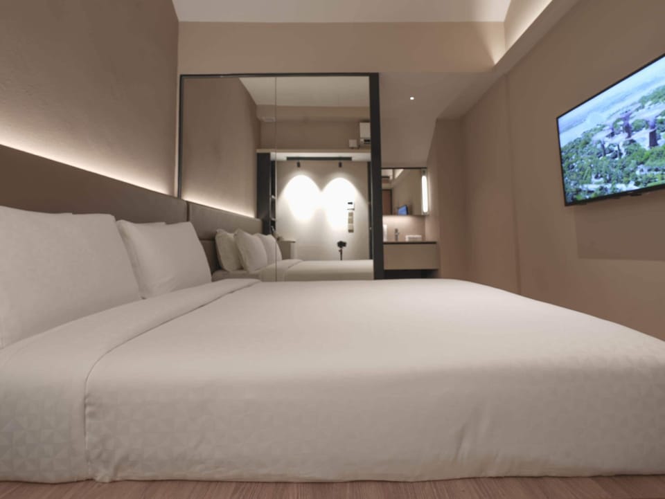 Executive Room, 1 Queen Bed | Premium bedding, minibar, in-room safe, blackout drapes