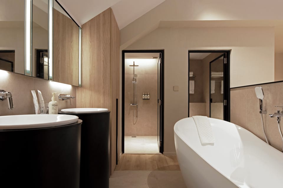 Loft Suite King (Skylight Window) | Bathroom | Shower, rainfall showerhead, free toiletries, hair dryer