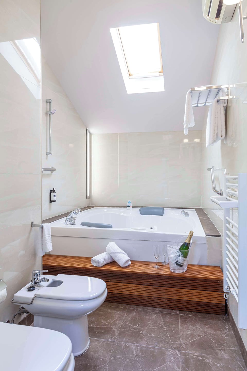 Junior Suite (2 adults) | Bathroom | Combined shower/tub, free toiletries, hair dryer, bidet