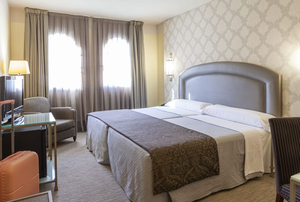 Twin Room, 2 Twin Beds | Minibar, in-room safe, desk, blackout drapes