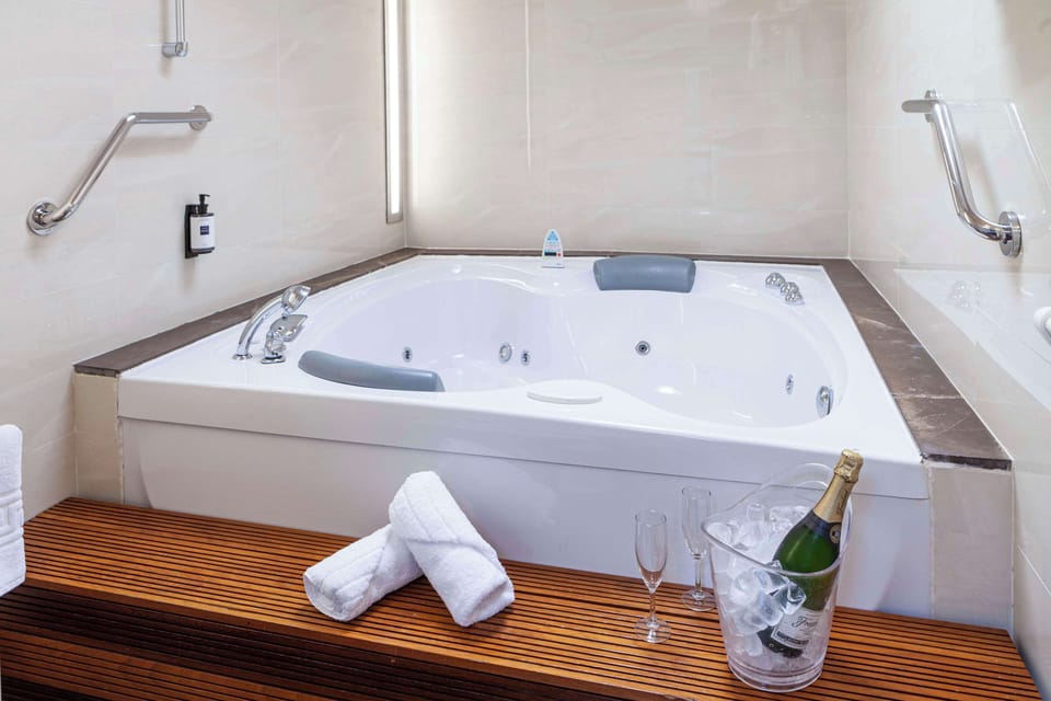 Junior Suite (2 adults) | Bathroom | Combined shower/tub, free toiletries, hair dryer, bidet