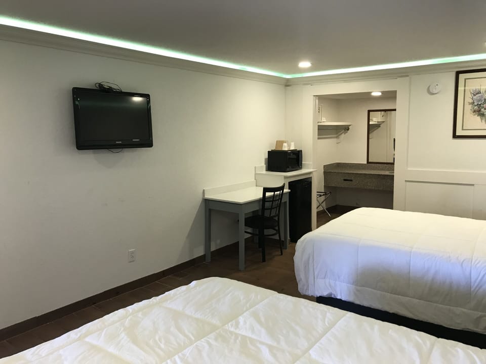 Two queen bed non smoking | Bathroom | Combined shower/tub, free toiletries, hair dryer, towels