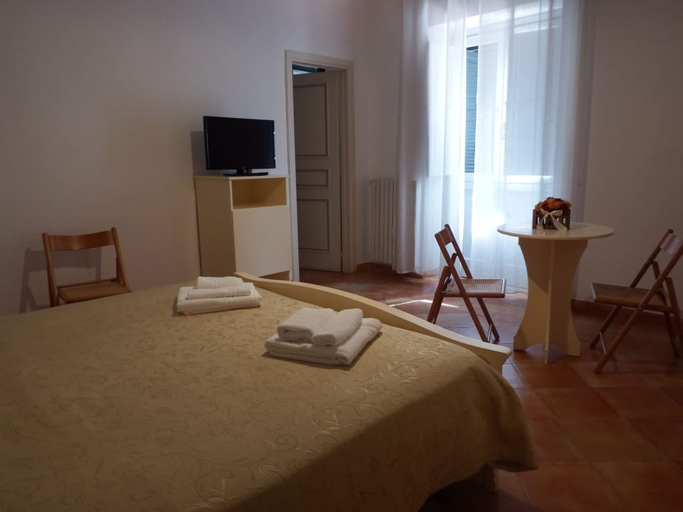 Double Room | Desk, free WiFi, bed sheets