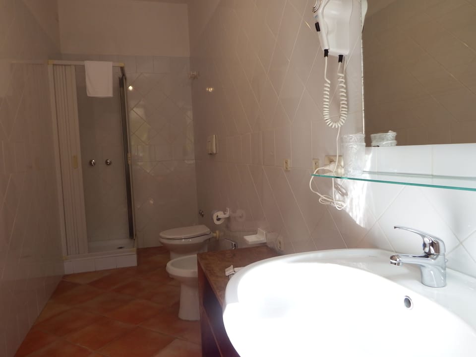 Double Room | Bathroom | Shower, rainfall showerhead, bidet, towels