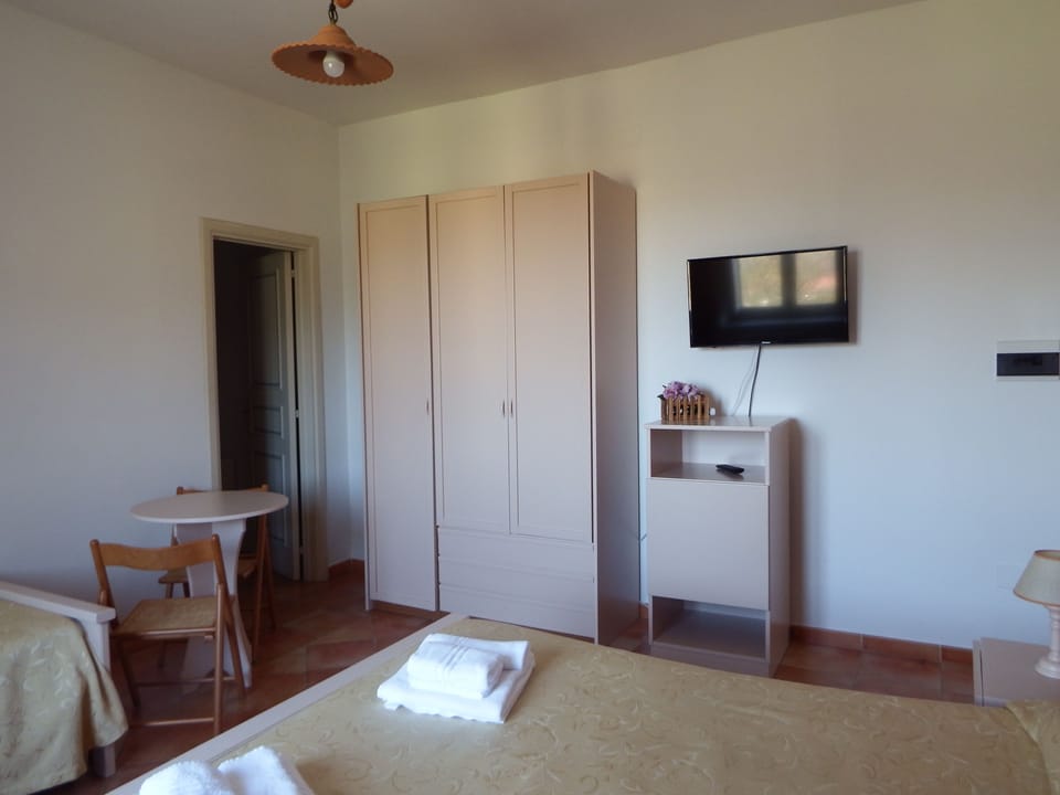 Basic Triple Room | Desk, free WiFi, bed sheets