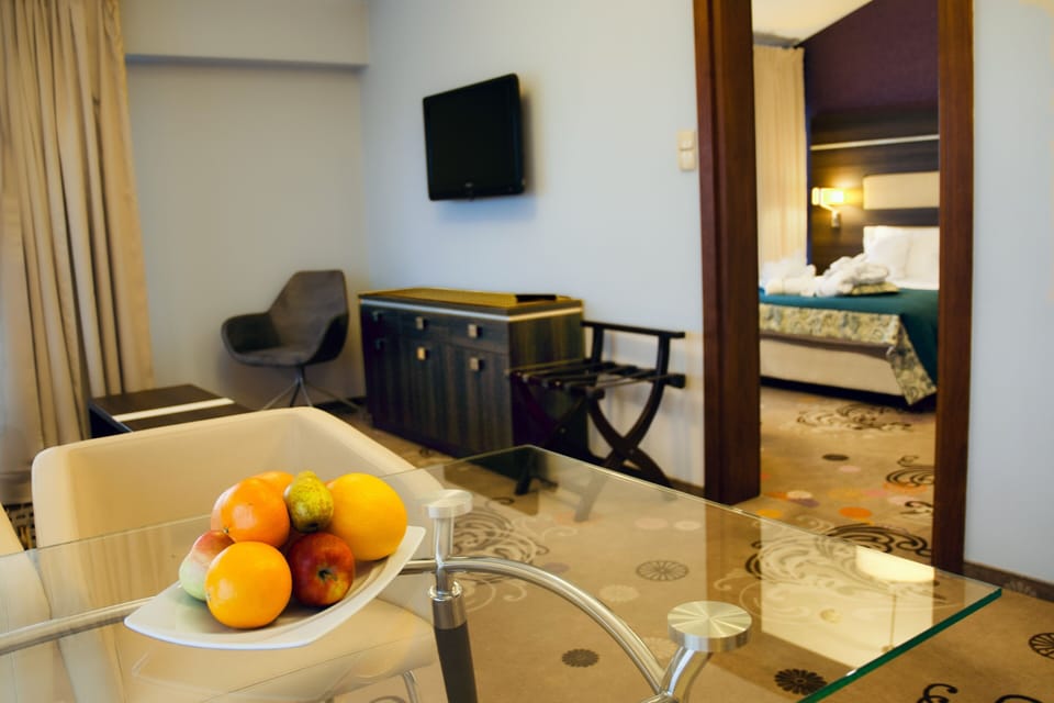 Apartment (2 people) | Hypo-allergenic bedding, minibar, in-room safe, desk