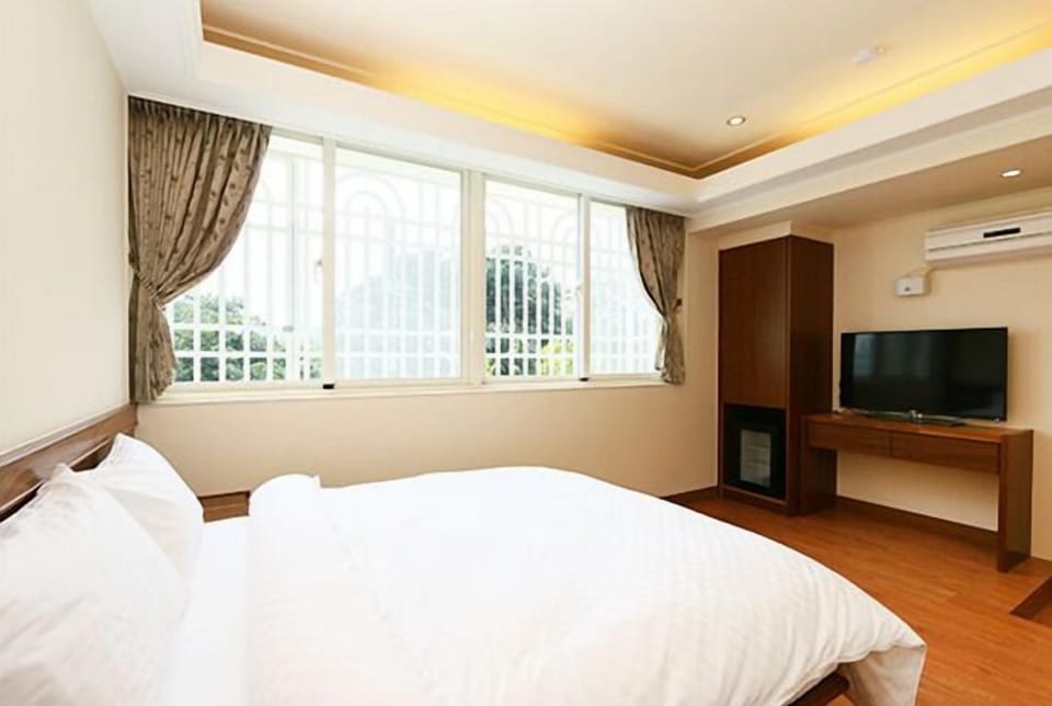 Standard Double Room, Shared Bathroom | Desk, blackout drapes, free WiFi, bed sheets