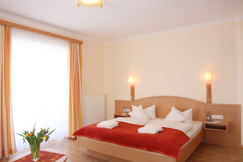 Double Room, Balcony, Sea Facing | Hypo-allergenic bedding, in-room safe, desk, free WiFi