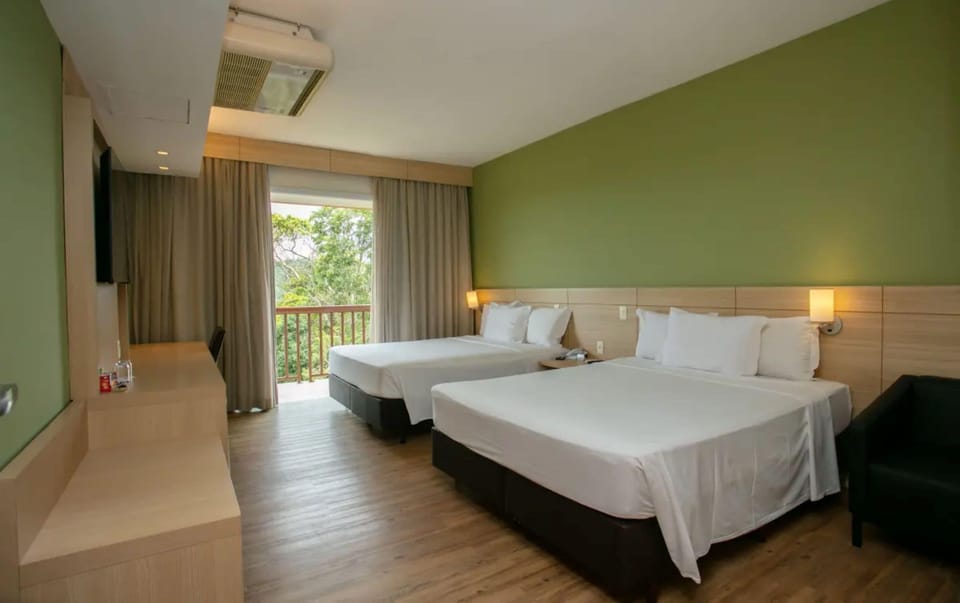 Quarto Superior com varanda | Minibar, in-room safe, blackout drapes, free WiFi