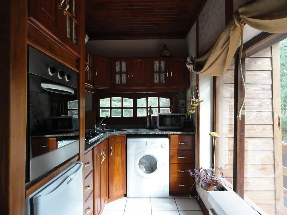 Private kitchen | Stovetop, coffee/tea maker, toaster, cookware/dishes/utensils