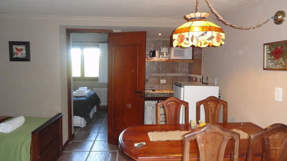Private kitchen | Stovetop, coffee/tea maker, toaster, cookware/dishes/utensils