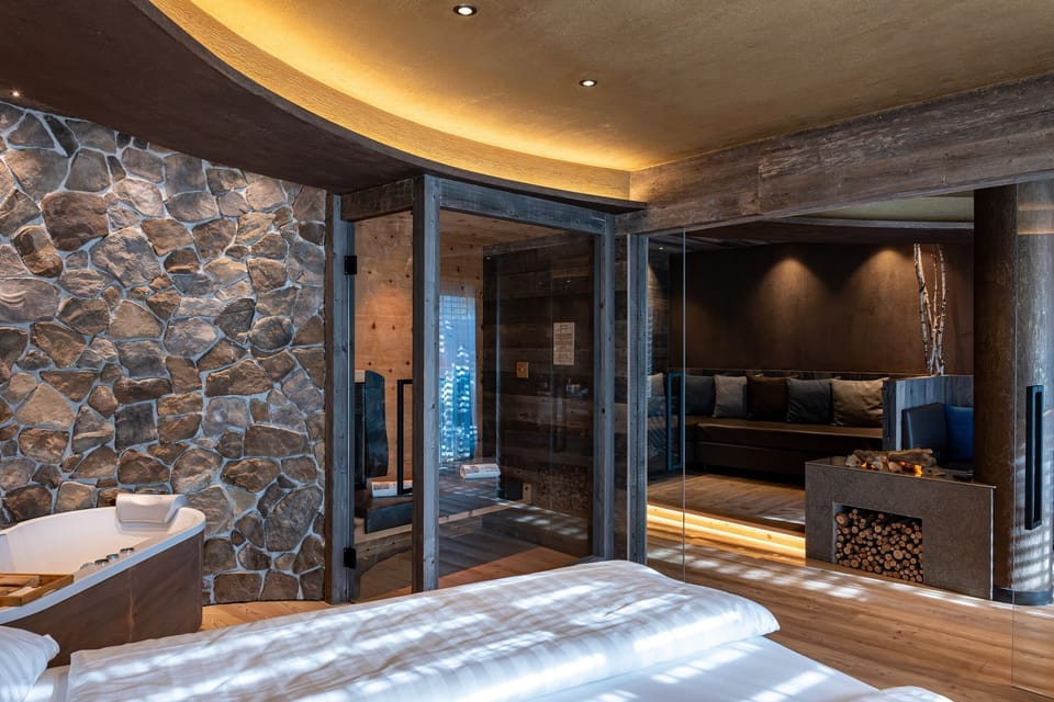 Suite Deluxe La Roccia | Hypo-allergenic bedding, minibar, in-room safe, soundproofing