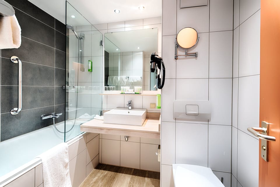 Combined shower/tub, eco-friendly toiletries, hair dryer, towels