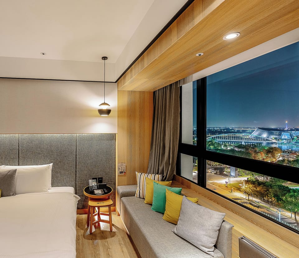Premium bedding, down comforters, minibar, in-room safe