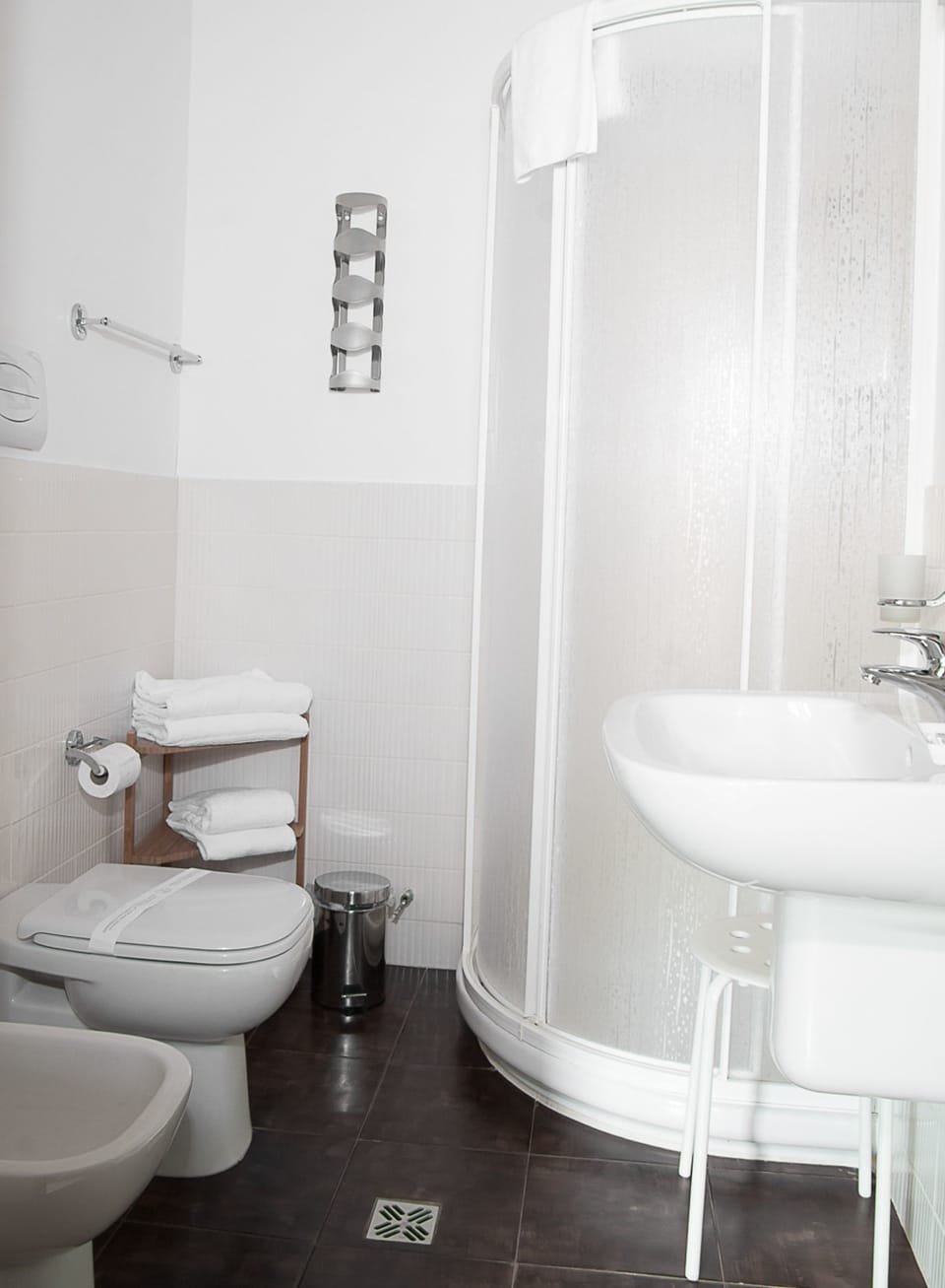 Standard Double Room | Bathroom | Shower, hair dryer, bidet, towels