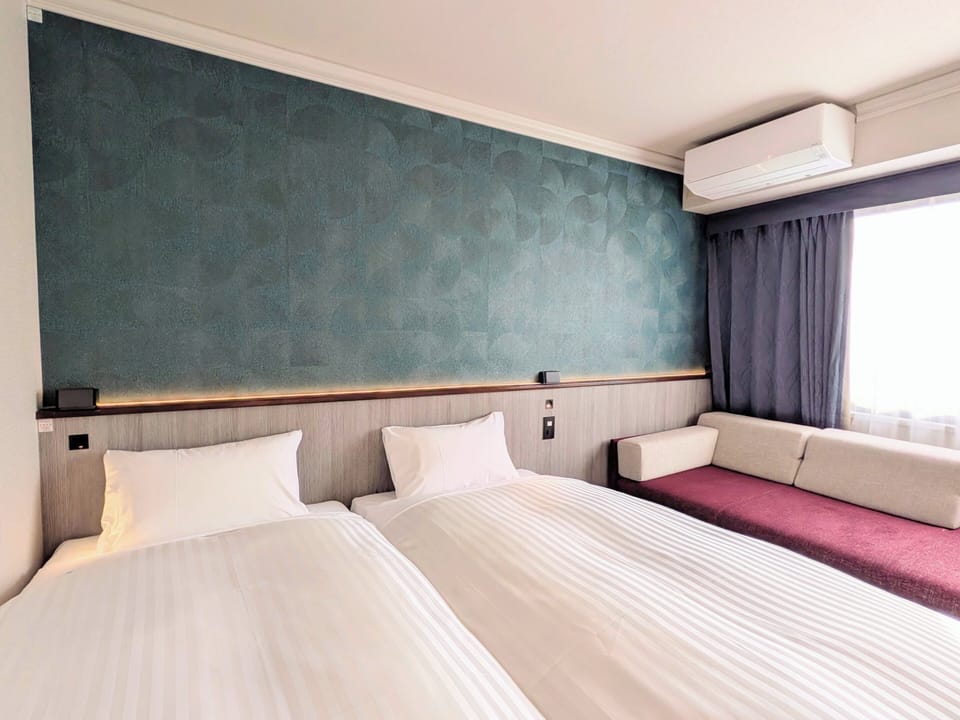 Hollywood Twin Room, Non Smoking | Desk, WiFi (free), bed sheets