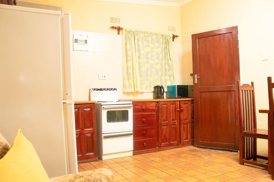 Comfort Double Room | Private kitchen | Fridge, microwave, toaster, cookware/dishes/utensils