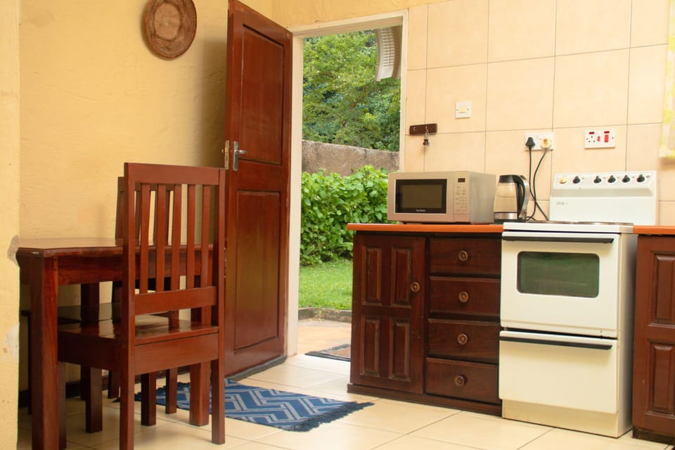 Executive Double Room | Private kitchen | Fridge, microwave, toaster, cookware/dishes/utensils