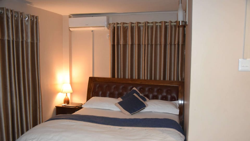 Deluxe Room, Smoking | Pillowtop beds, individually decorated, laptop workspace