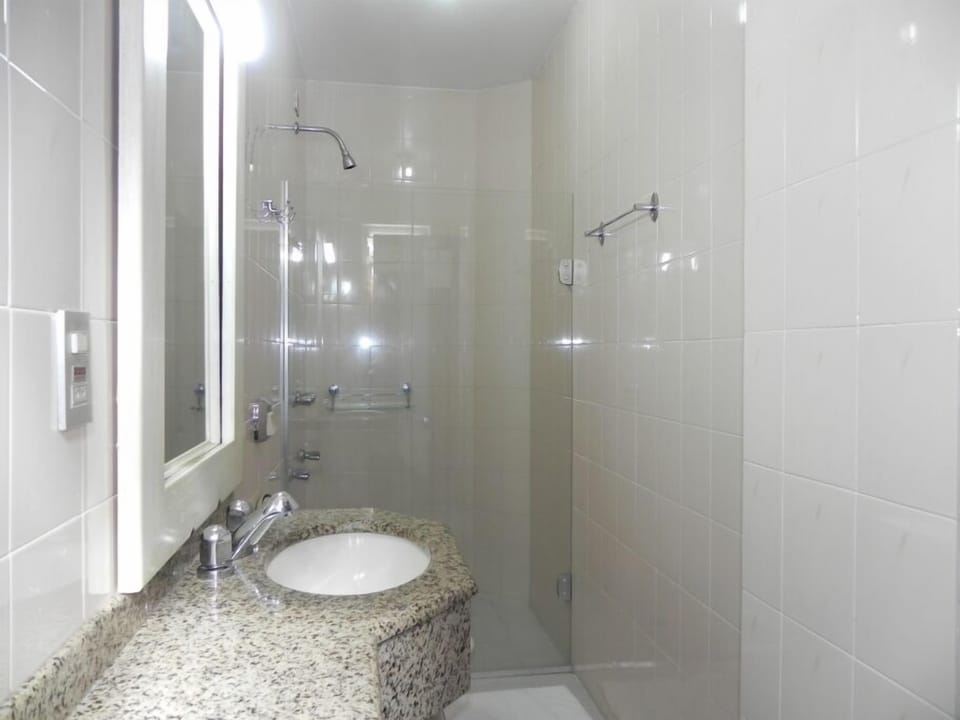Shower, bidet, towels