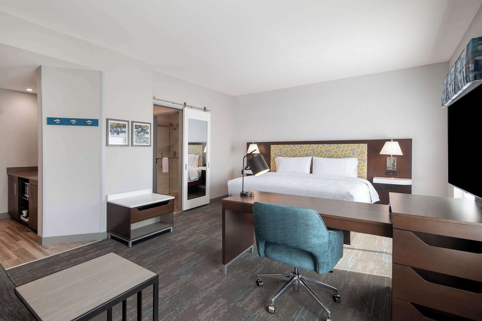 Studio, 1 King Bed, Refrigerator & Microwave (Wet bar) | Desk, laptop workspace, blackout drapes, iron/ironing board