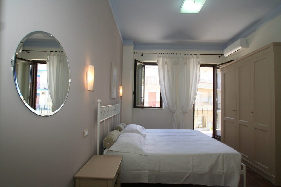 Double Room | In-room safe, desk, soundproofing, iron/ironing board
