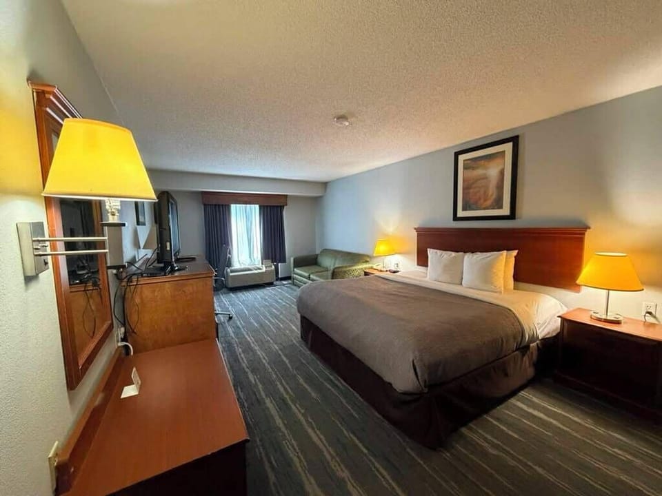 Pillowtop beds, in-room safe, desk, blackout drapes